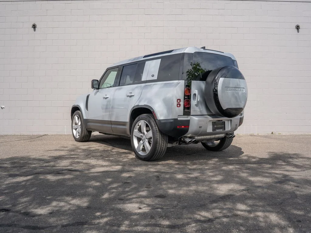 Used 2024  Land Rover SE image 3