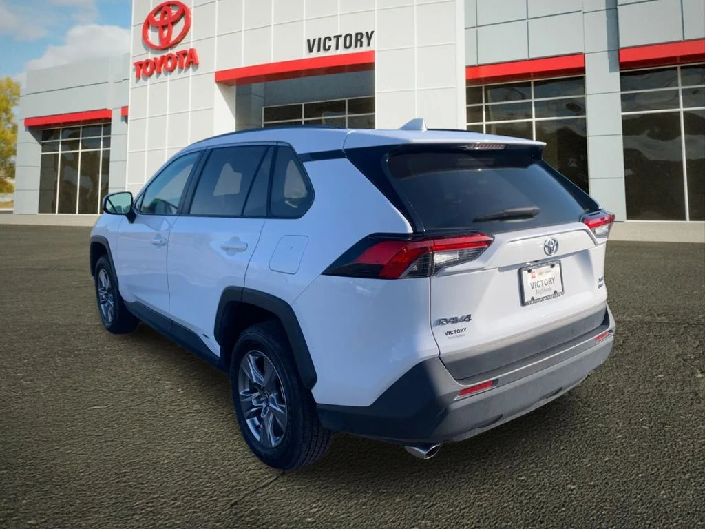 Used 2025 White Toyota XLE image 5