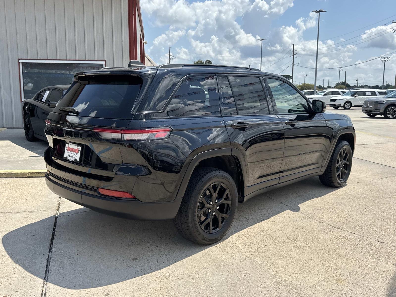 Used 2025 Diamond Black Crystal Pearlcoat Jeep Altitude X image 7