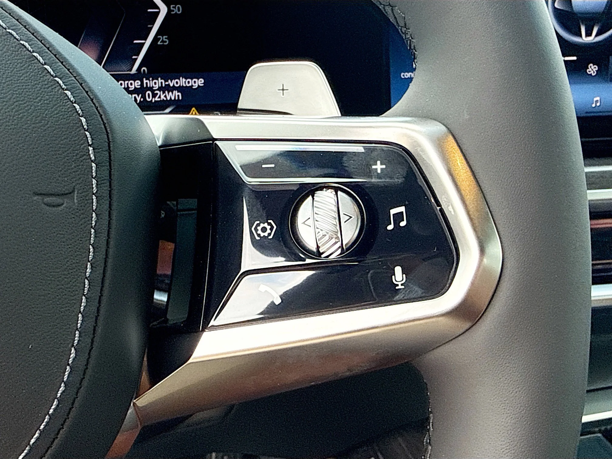 New 2026 Dravit Grey Metallic BMW 750e xDrive image 38