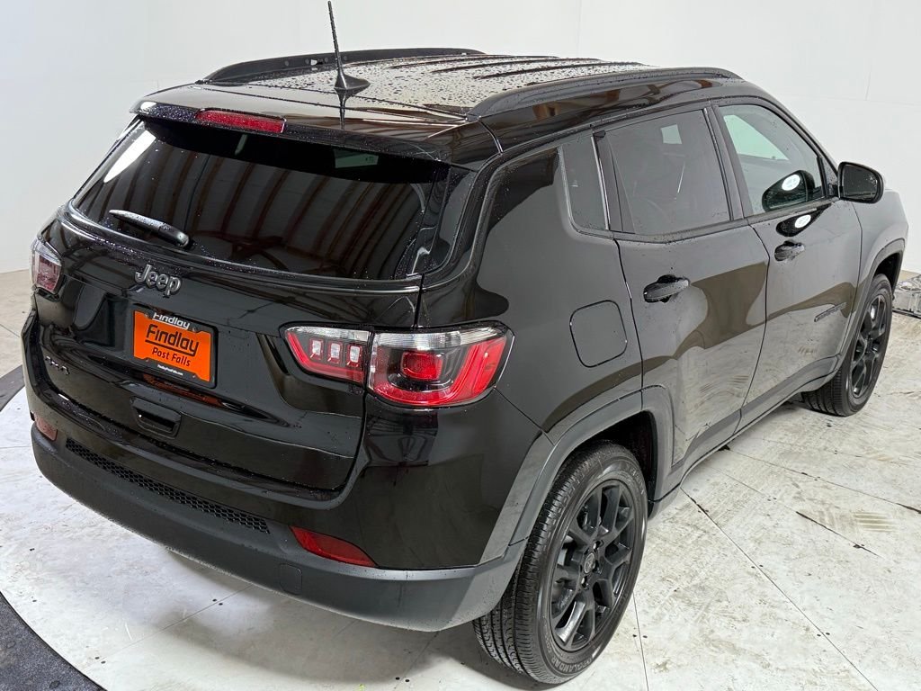 New 2026 Diamond Black Crystal Pearl-Coat Exterior Paint Jeep Latitude image 7