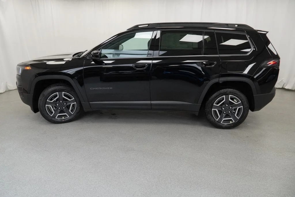 New 2026 Diamond Black Crystal Pearl-Coat Exterior Paint Jeep Limited image 14