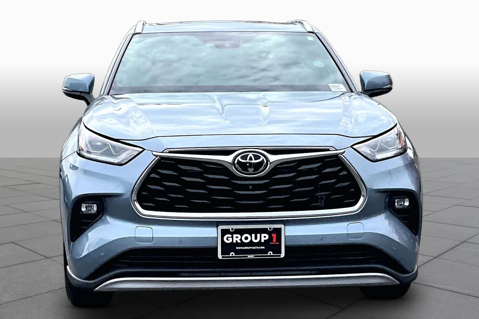 Used 2022 Moon Dust Toyota Platinum image 4