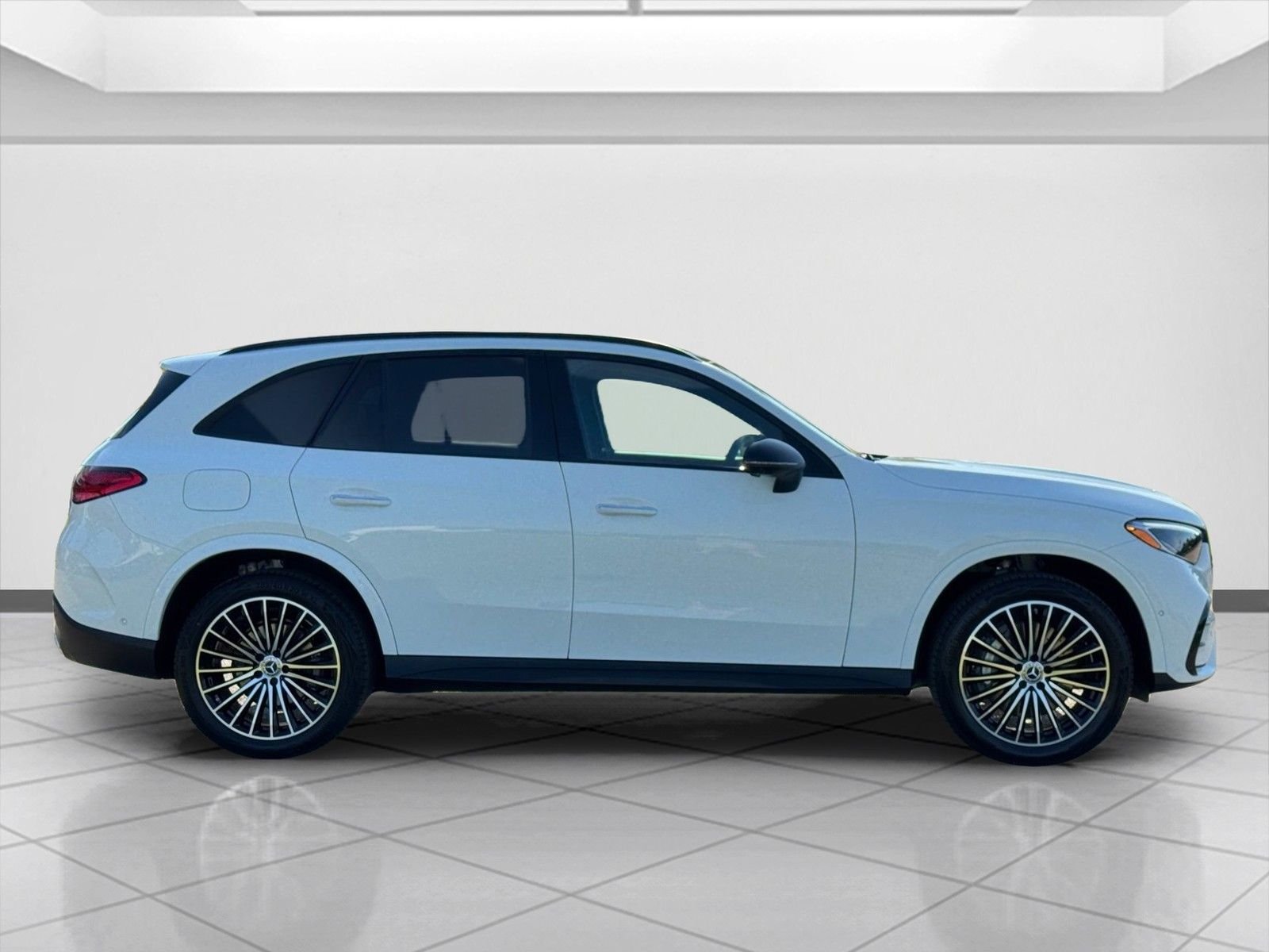 New 2026 Polar White Mercedes-Benz GLC 300 image 2