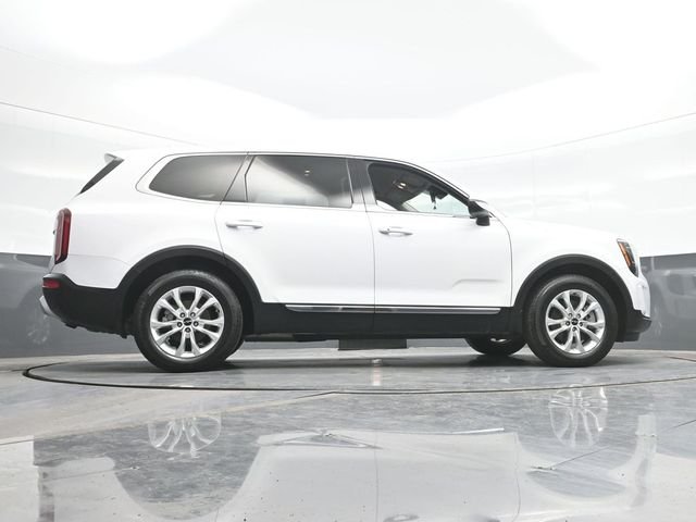 Used 2022 White Kia LX image 25