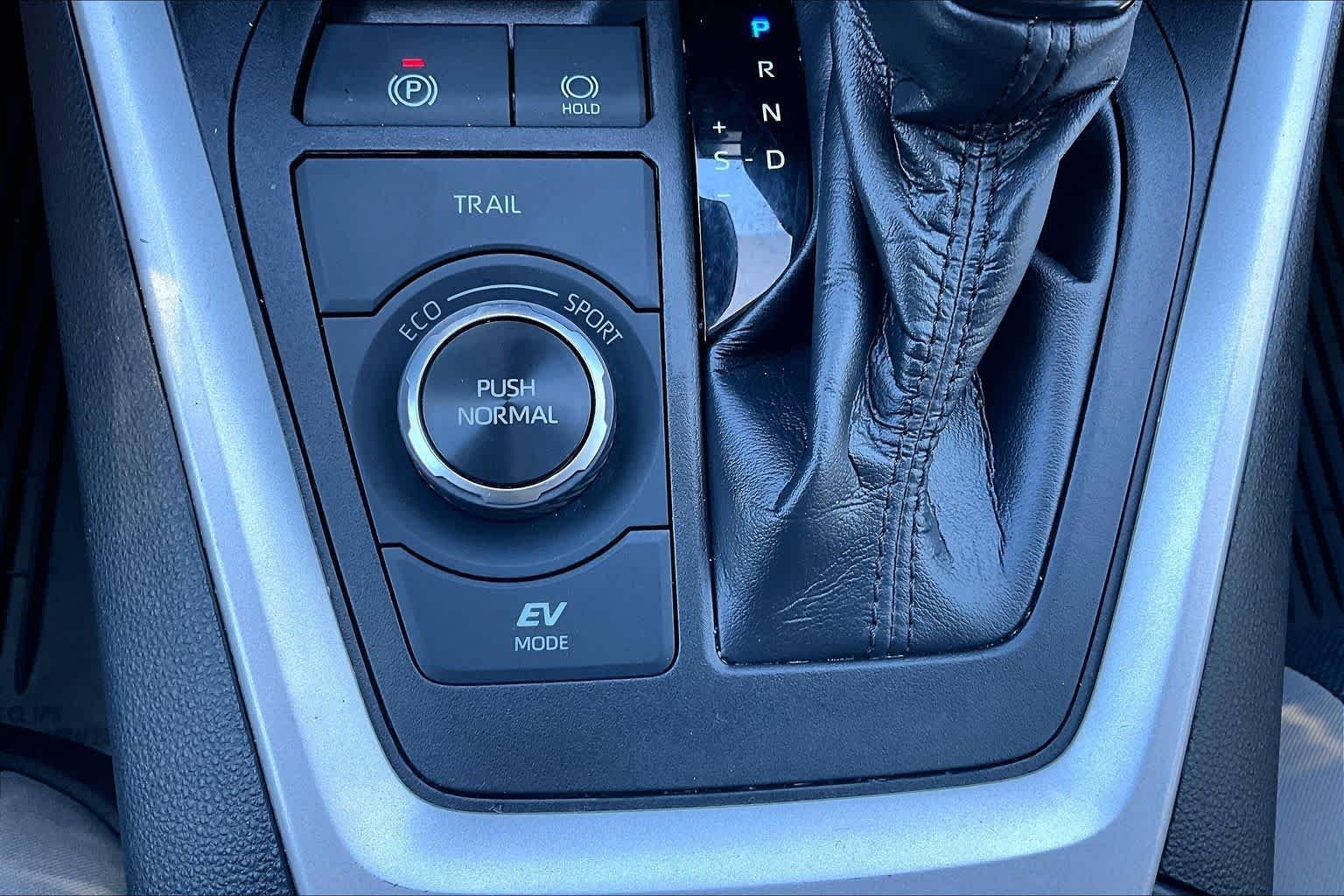 Used 2022 White Toyota Hybrid XLE image 35