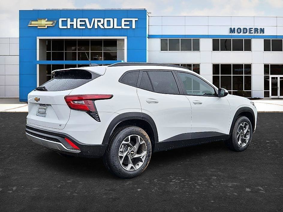 Used 2026 Summit White Chevrolet LT image 5