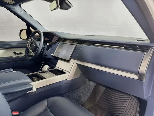 Certified Used 2025 White Land Rover SV image 32