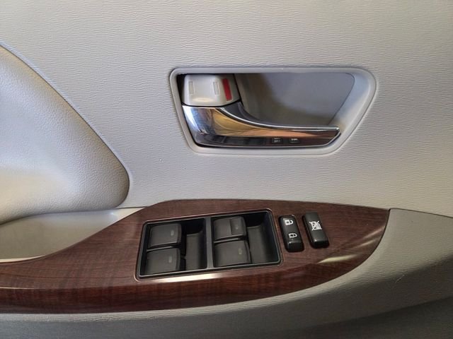 Used 2013 Silver Toyota XLE image 28