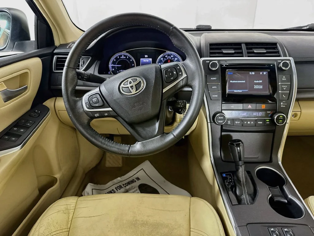 Used 2015 White Toyota XLE image 27