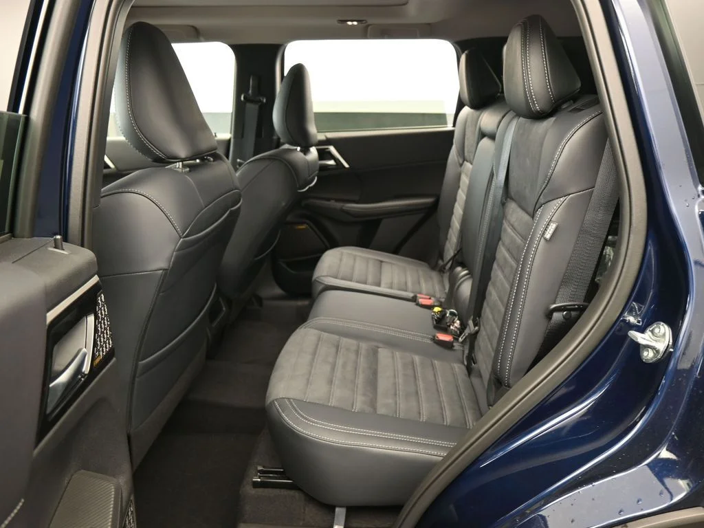 New 2026 Cosmic Blue Metallic Mitsubishi SE image 29