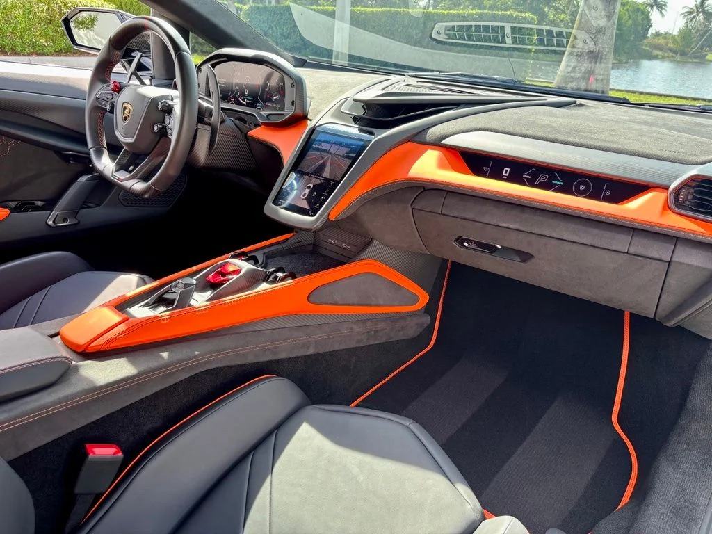 Used 2025 Verde Hydra Metallic Lamborghini  image 23
