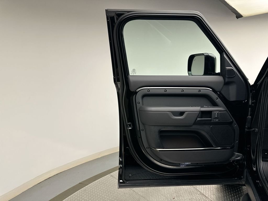 New 2026 Narvik Black Land Rover OCTA image 17