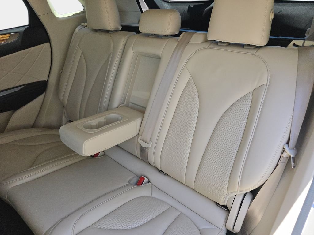 Used 2016 Silver Lincoln Select image 17
