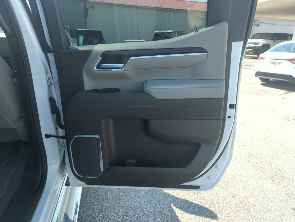 Used 2025 White GMC SLT image 30
