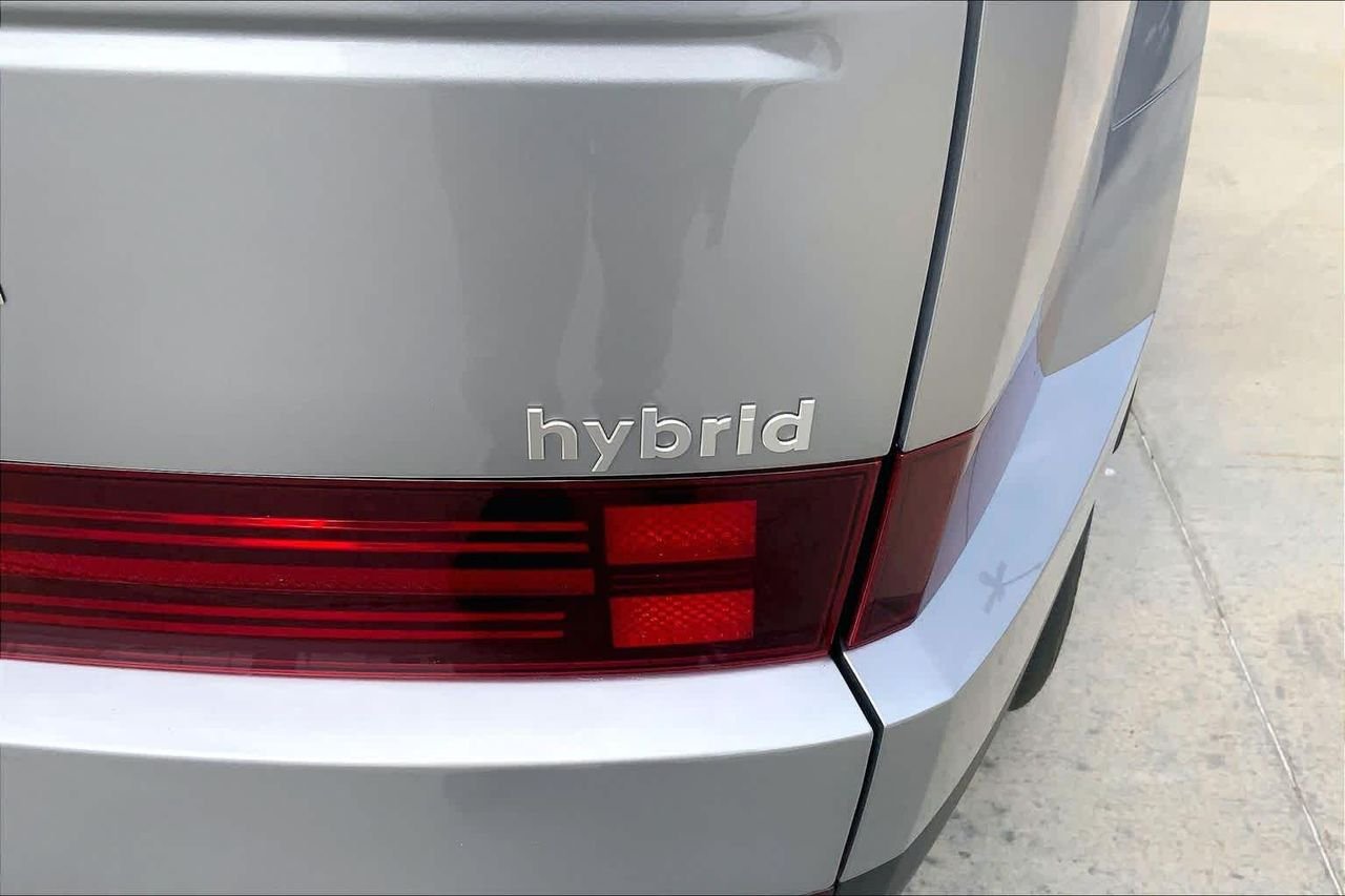 New 2026 Shimmering Silver Hyundai SEL image 15