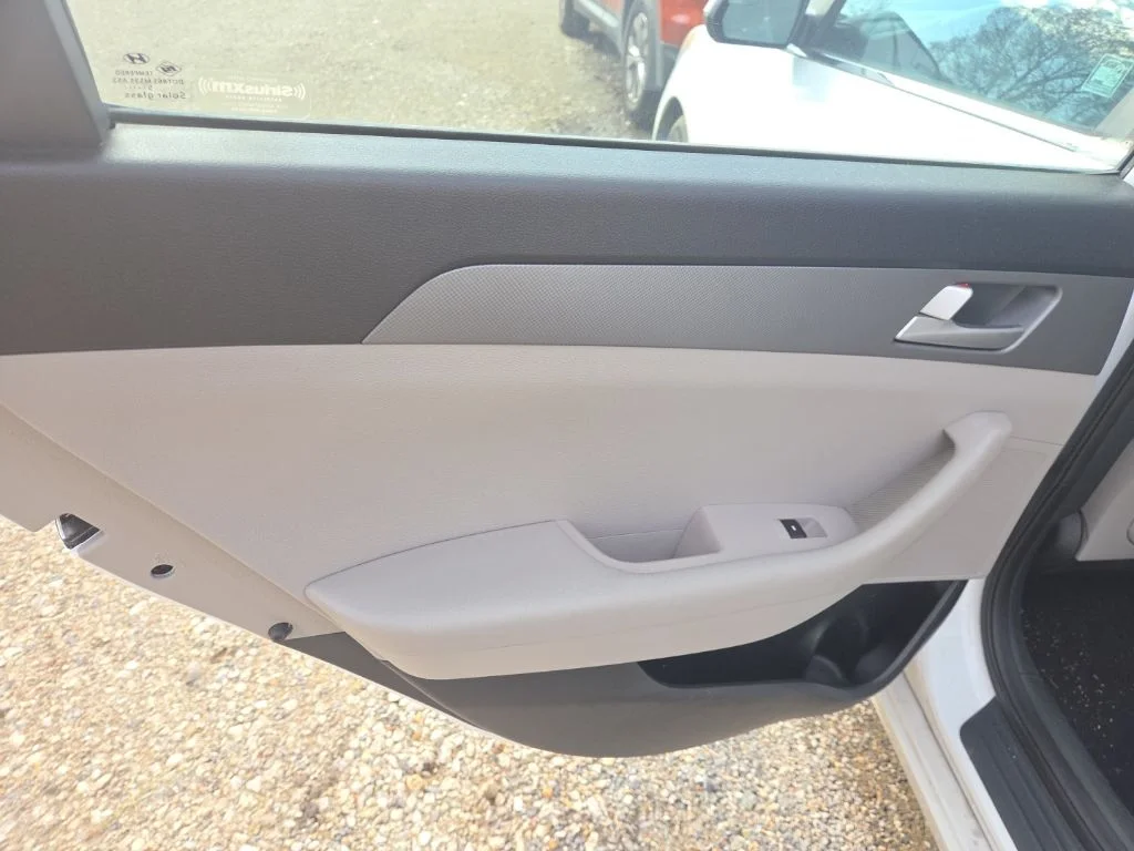 Used 2016 White Hyundai SE image 10