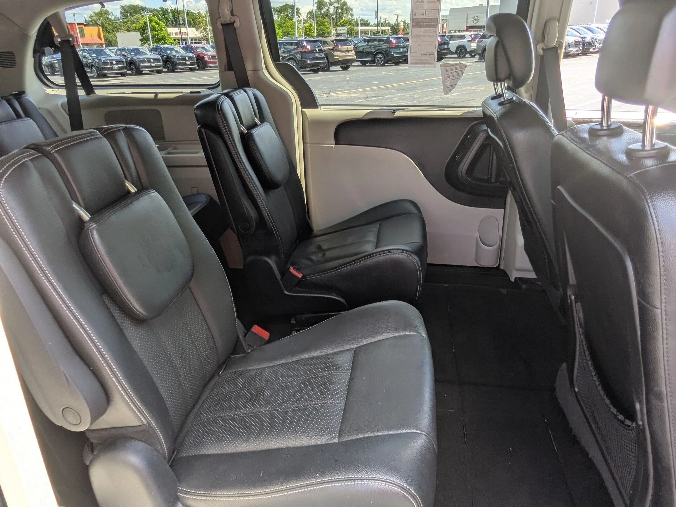 Used 2015 Brilliant Black Crystal Pearlcoat Chrysler Touring-L image 28