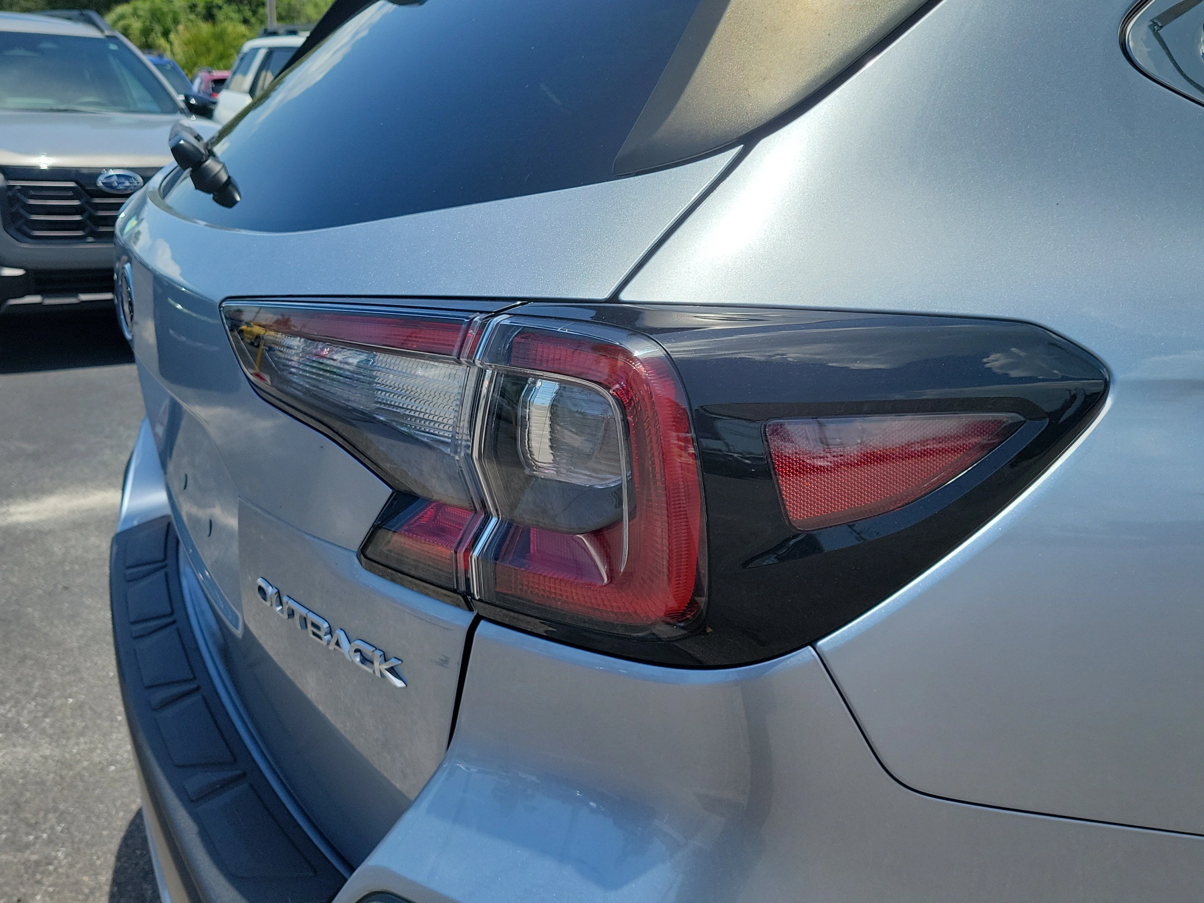 Used 2020 Ice Silver Metallic Subaru Limited image 11