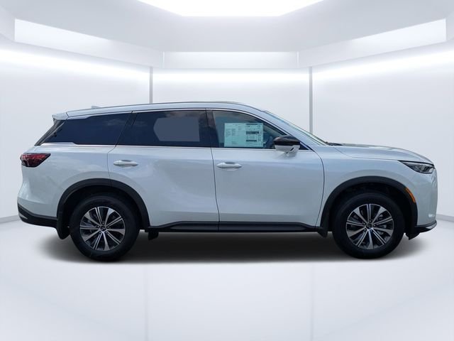 New 2027 RADIANT WHITE INFINITI Pure FWD image 2
