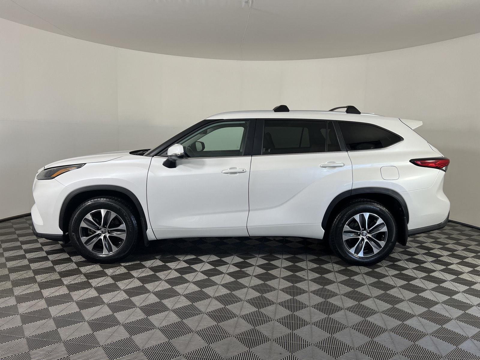 Used 2023 Wind Chill Pearl Toyota XLE image 31