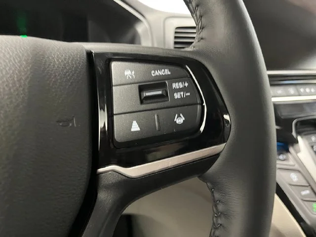 New 2027 Solar Silver Metallic Honda Touring image 14