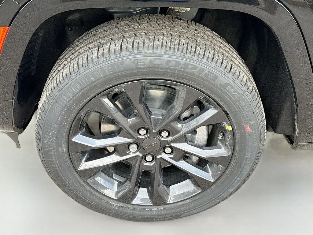 New 2026 Diamond Black Crystal Pearlcoat Jeep Limited Reserve image 9