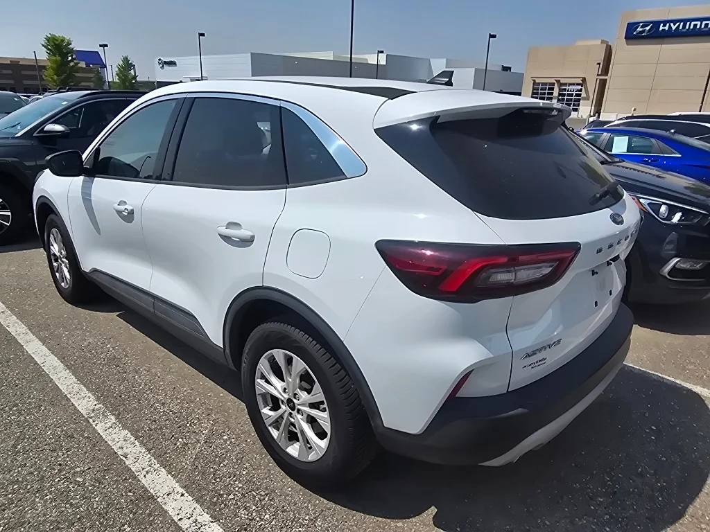 Used 2023 Oxford White Ford Active image 3