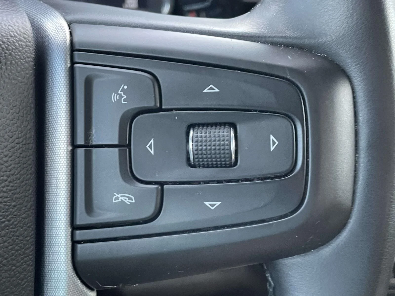 Used 2024 Summit White GMC Elevation image 27