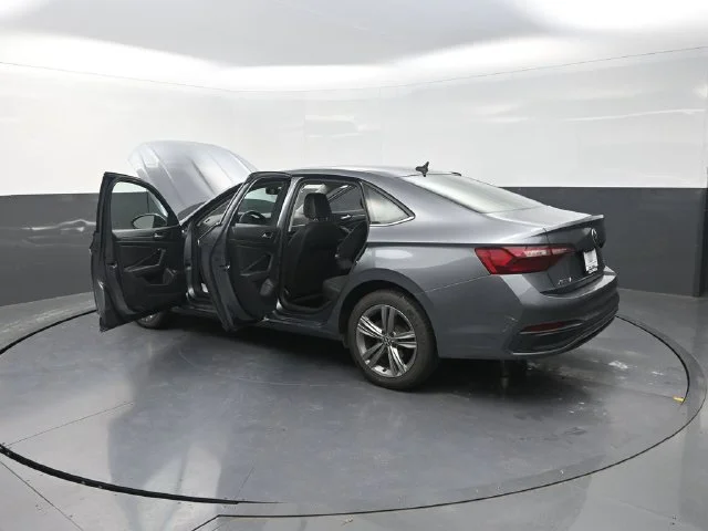 Used 2024  Volkswagen 1.5T SE image 32