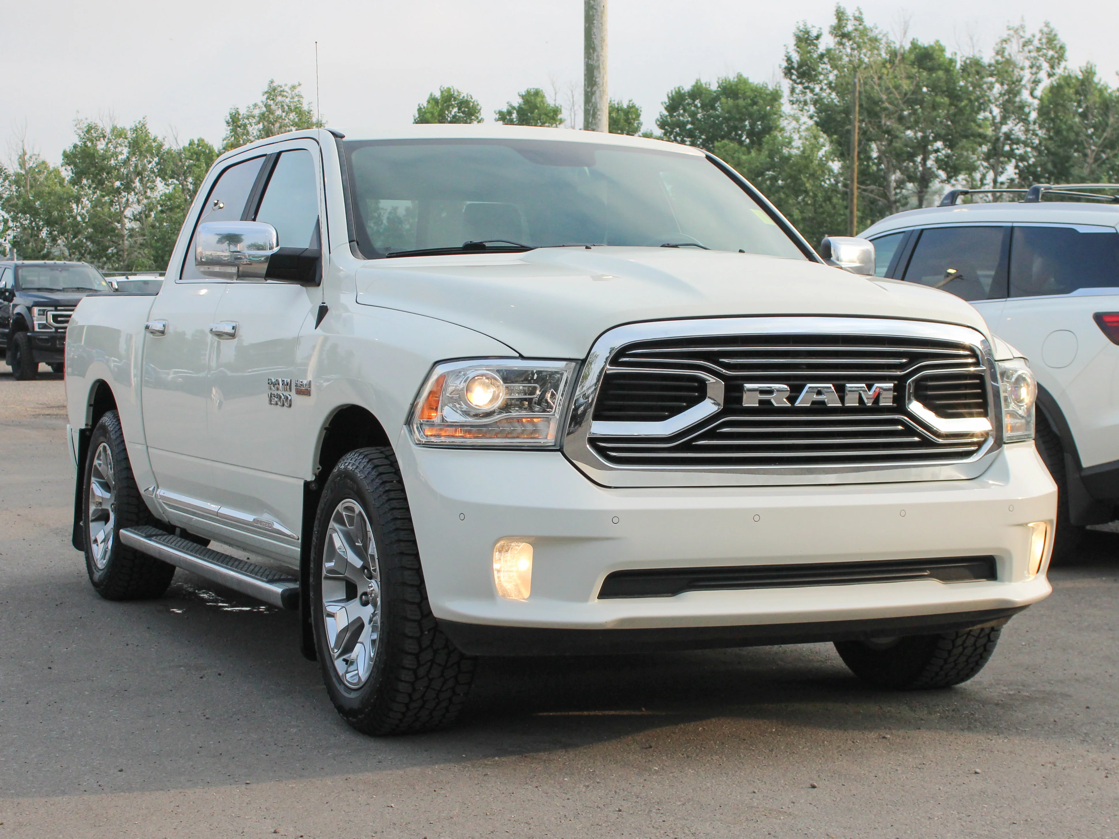 Used 2016 White RAM Limited* | 5.7L V8 | Leather | Heated & Cooled Seats | Sunroof image 8