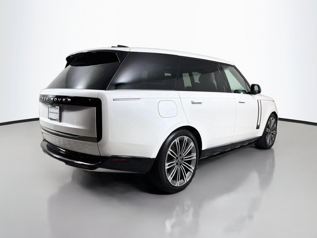 Used 2024 White Land Rover SE image 5