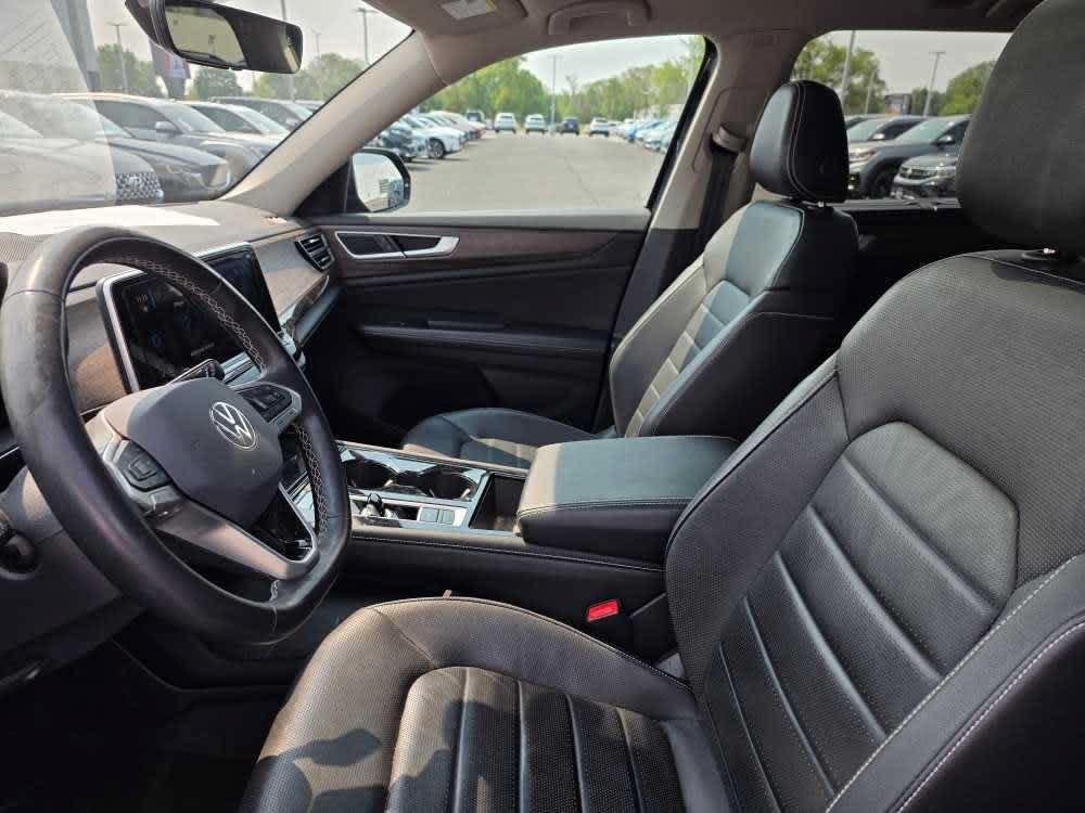 Used 2024 Black Volkswagen 2.0T SEL image 3