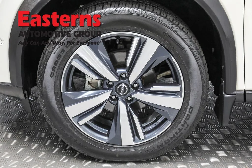 Used 2022 White Nissan SL image 32