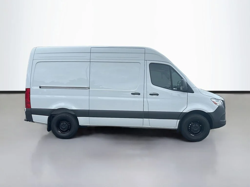 New 2025  Mercedes-Benz Cargo 144 WB image 2