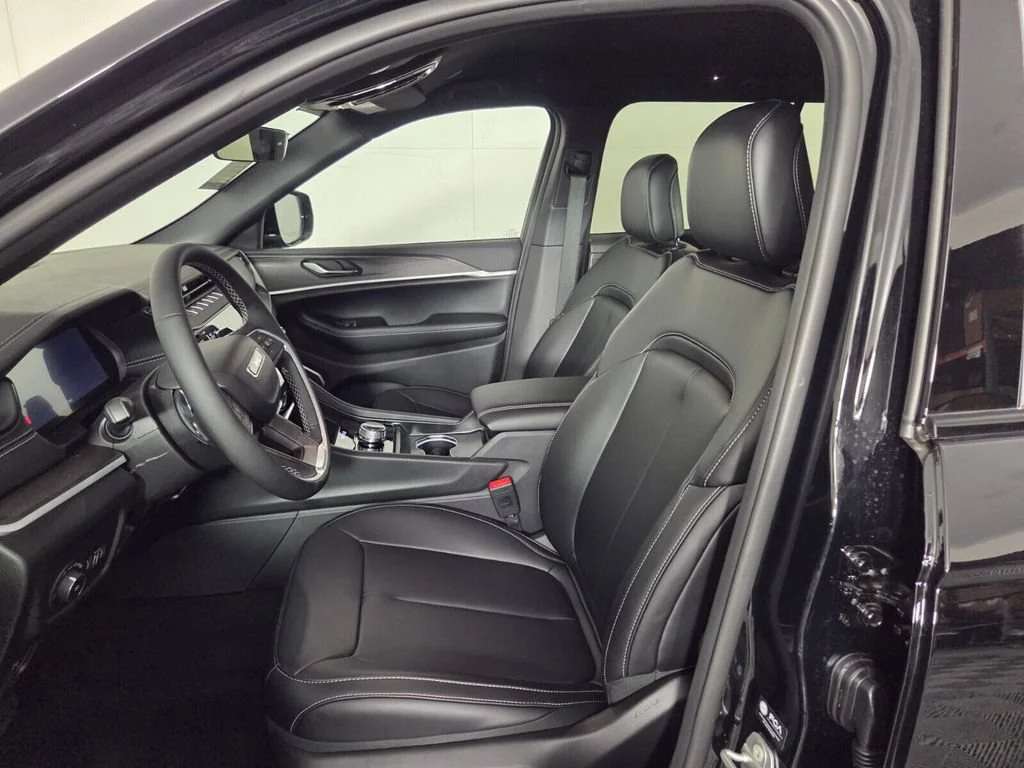 New 2026 Diamond Black Crystal Pearl-Coat Exterior Paint Jeep Limited image 8