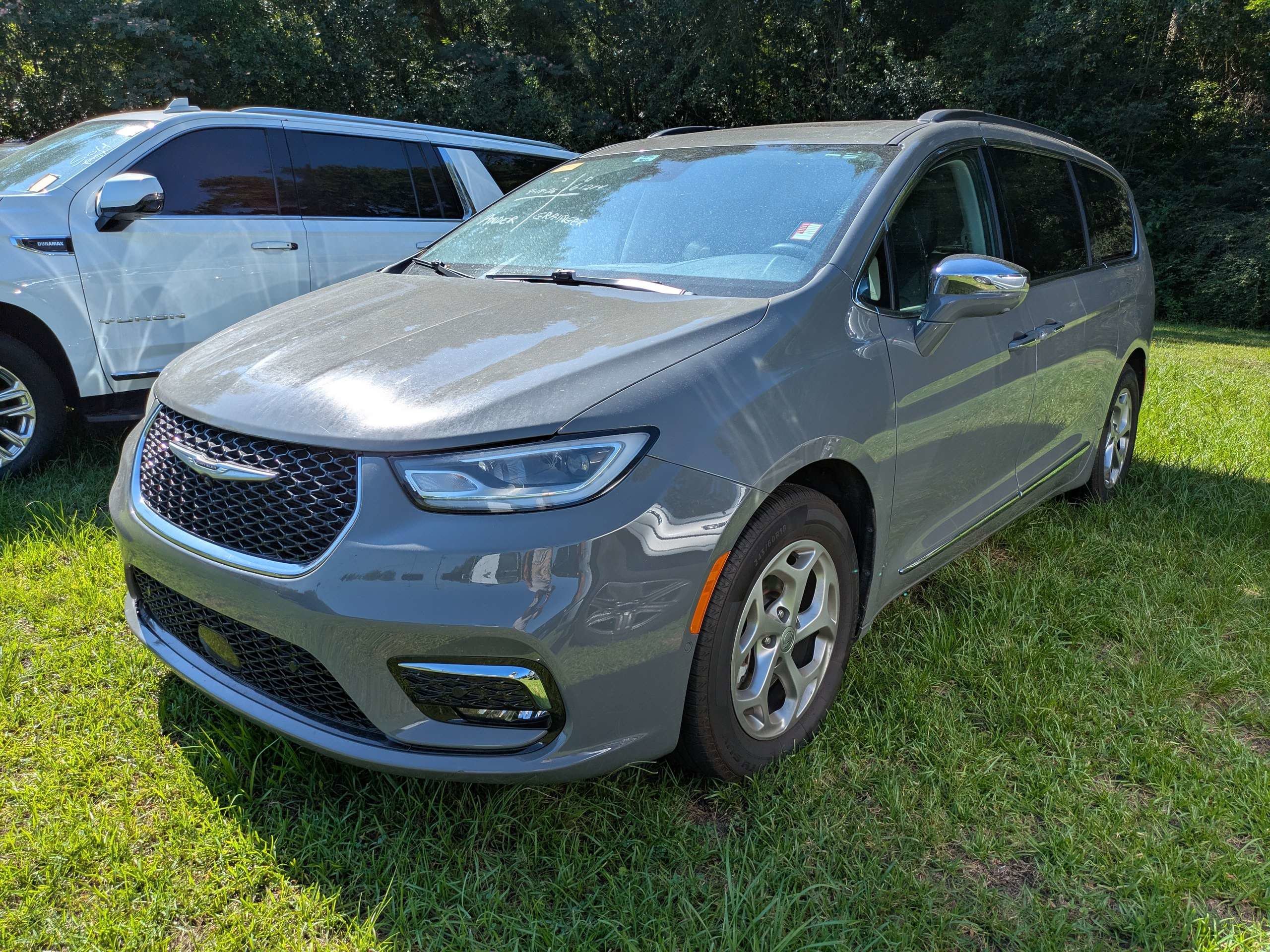Used 2022 Ceramic Gray Clearcoat Chrysler Limited image 3