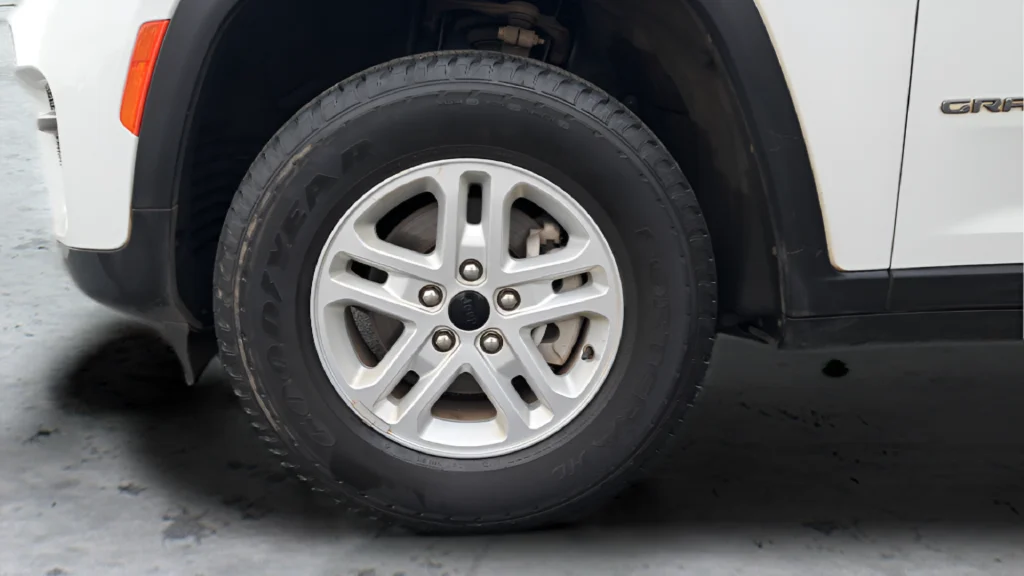 Used 2023 White Jeep Laredo image 28