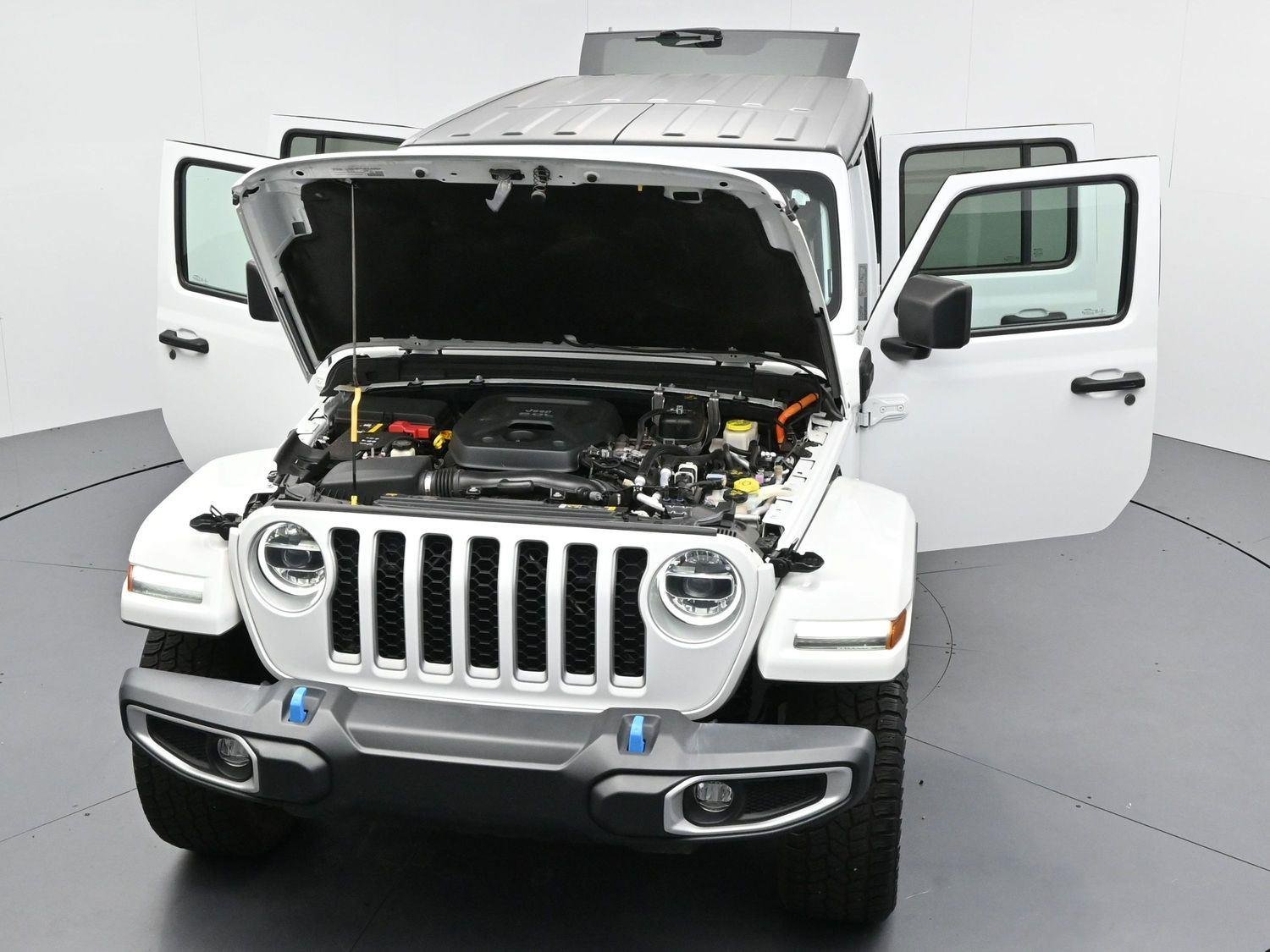 Used 2022 Bright White Clearcoat Jeep Unlimited Sahara image 45