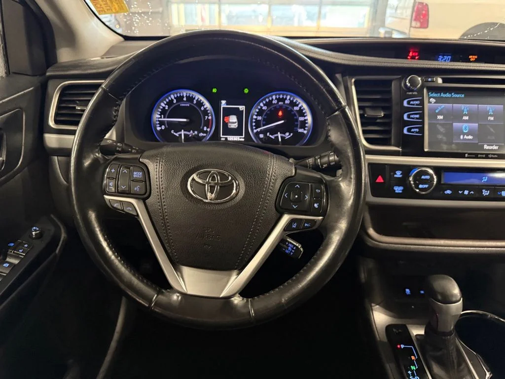 Used 2019 Silver Toyota XLE image 9