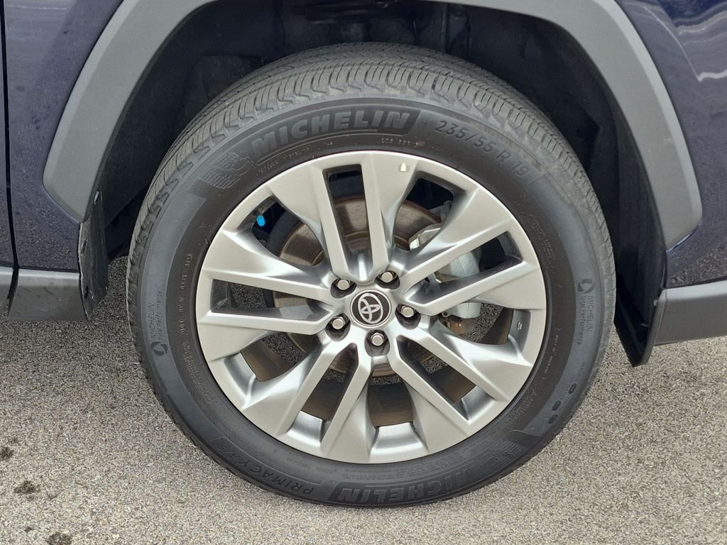 Used 2023  Toyota XLE Premium image 9