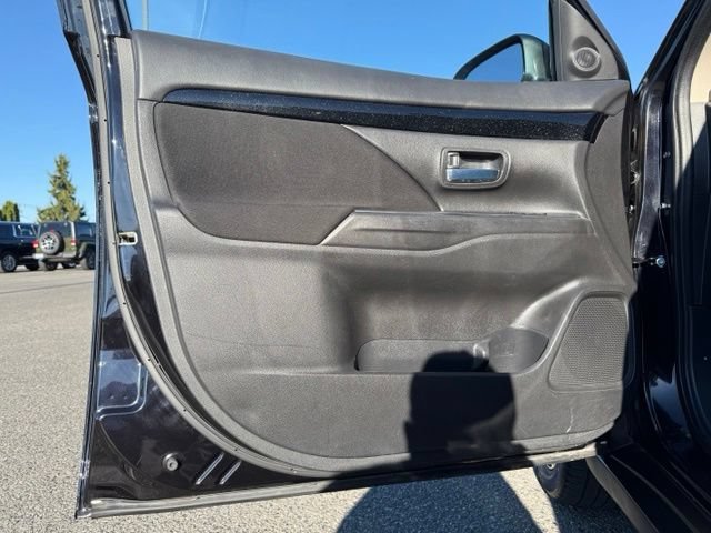 Used 2020 Labrador Black Metallic Mitsubishi ES image 25