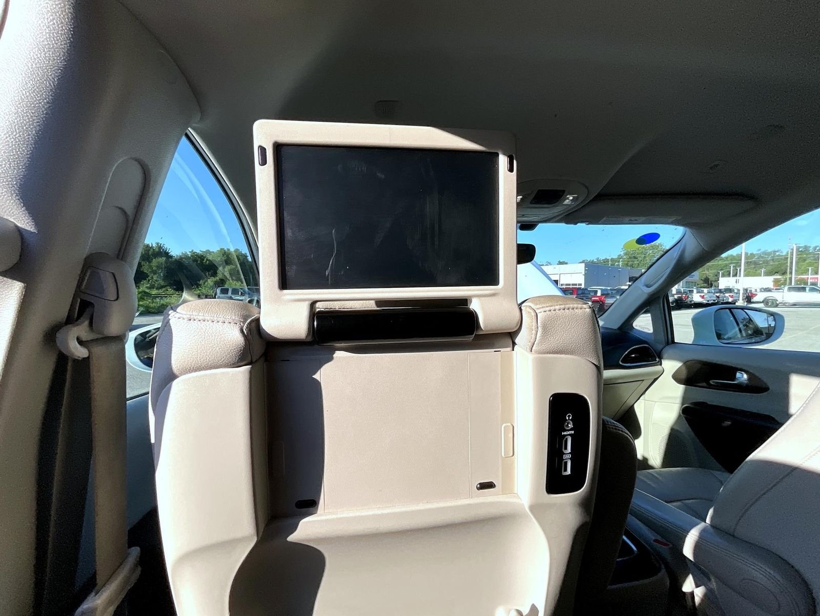 Used 2019 White Chrysler Touring L Plus image 23