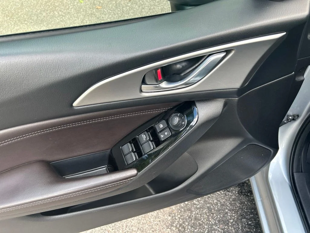 Used 2018 Silver Mazda Touring image 14