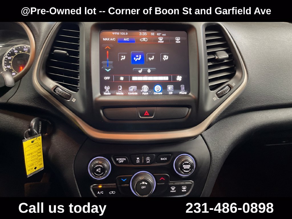 Used 2016  Jeep LATITUDE image 19