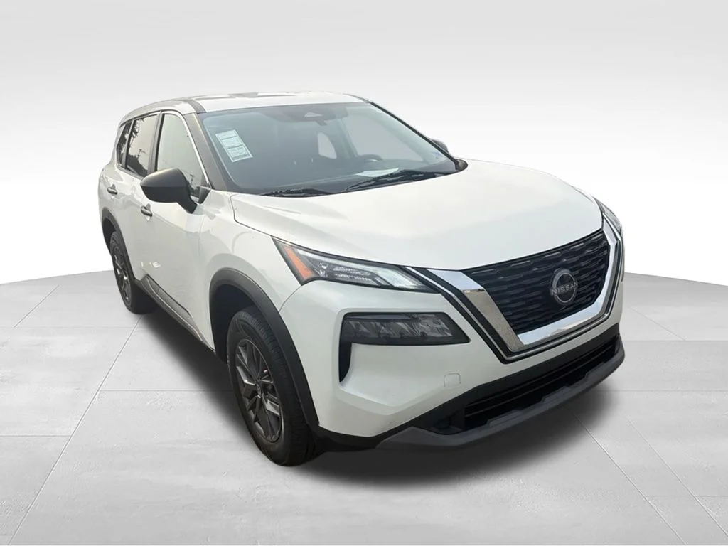 Used 2022 White Nissan S image 9