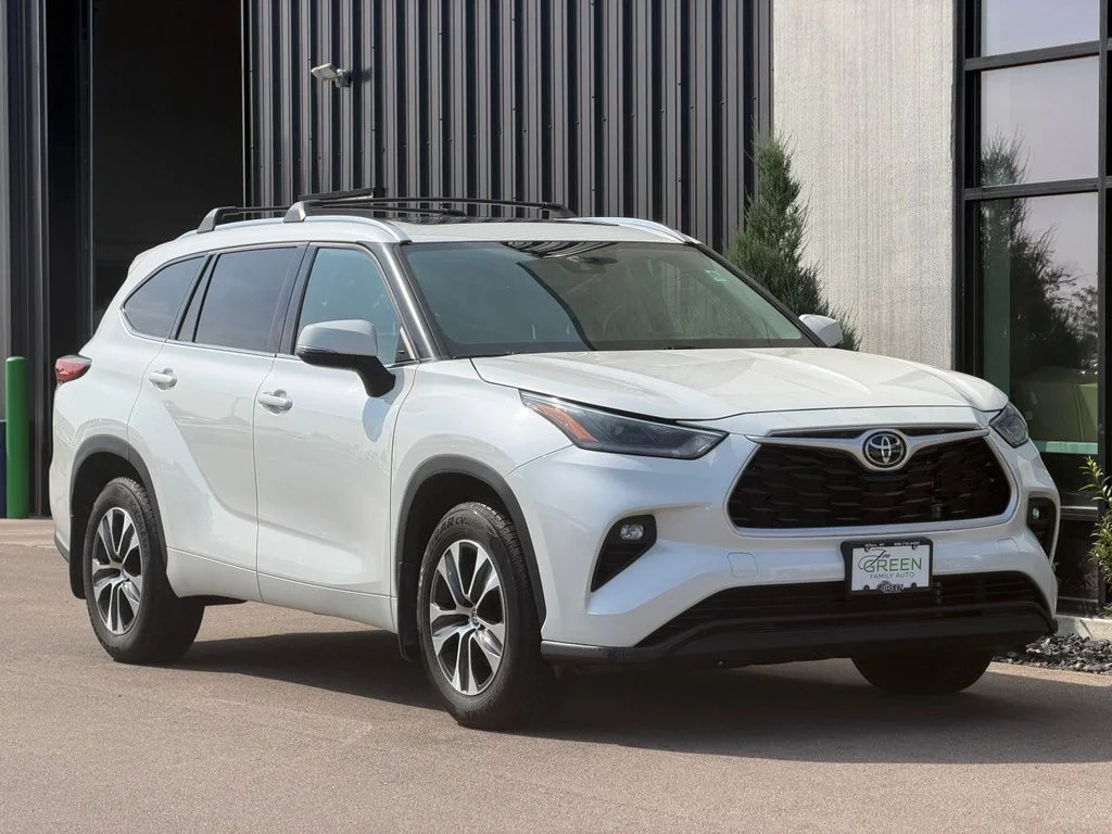 Used 2021 White Toyota XLE image 4