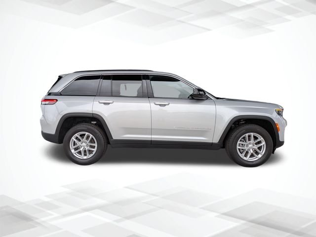 Used 2025 Silver Jeep Laredo X image 3