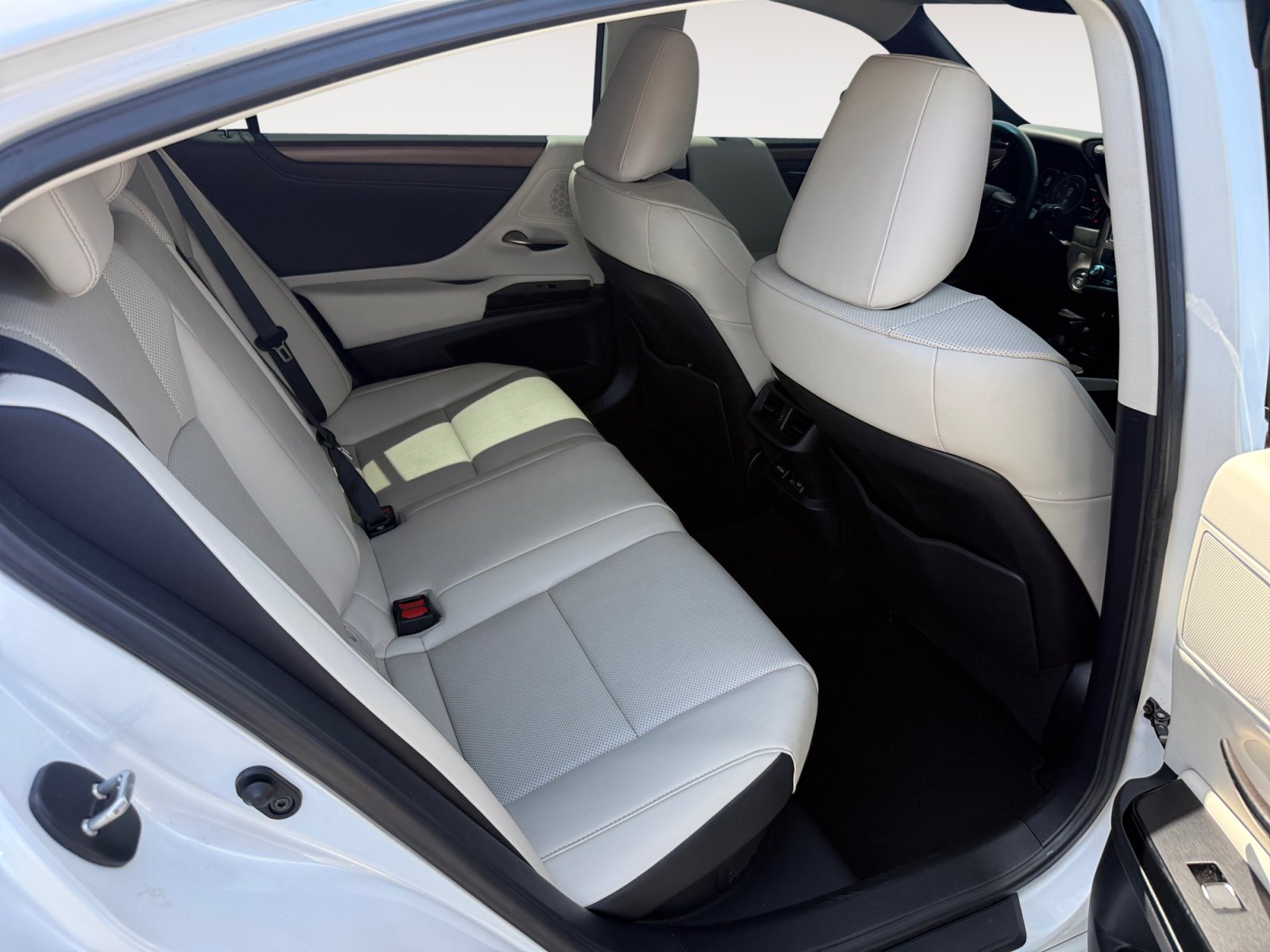 Used 2025 White Pearl Lexus 300h image 18