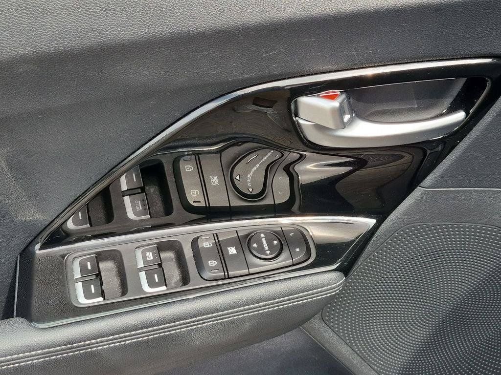 Used 2022 Black Kia LXS image 10